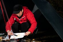 アヒージョを作るおぎやはぎ小木。