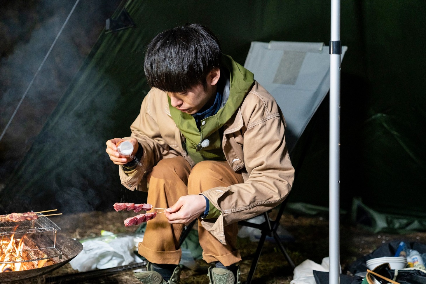 焼き鳥を作るDJ 松永。