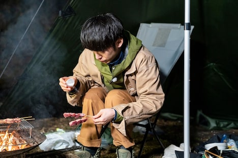 焼き鳥を作るDJ 松永。