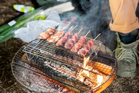 DJ 松永が作る焼き鳥。