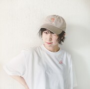 「so.C.hu」のアイテムを身につけた光永。