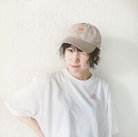 「so.C.hu」のアイテムを身につけた光永。