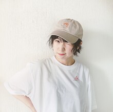 「so.C.hu」のアイテムを身につけた光永。