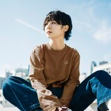 「so.C.hu」のアイテムを身につけた光永。