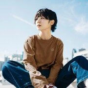 「so.C.hu」のアイテムを身につけた光永。