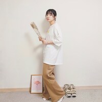 「so.C.hu」のアイテムを身につけた光永。