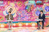 （左から）陣内智則とMCの蛍原徹。(c)テレビ朝日