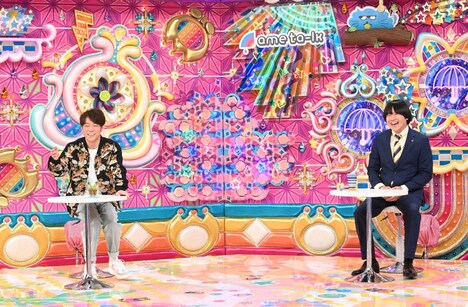 （左から）陣内智則とMCの蛍原徹。(c)テレビ朝日