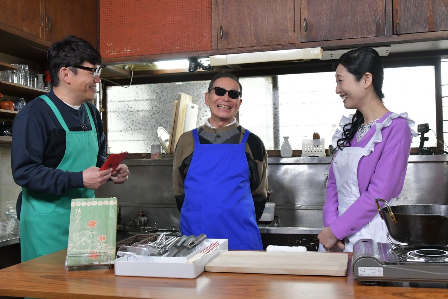 （左から）ずん飯尾、タモリ、壇蜜。(c)テレビ朝日