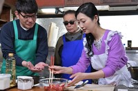 （左から）ずん飯尾、タモリ、壇蜜。(c)テレビ朝日