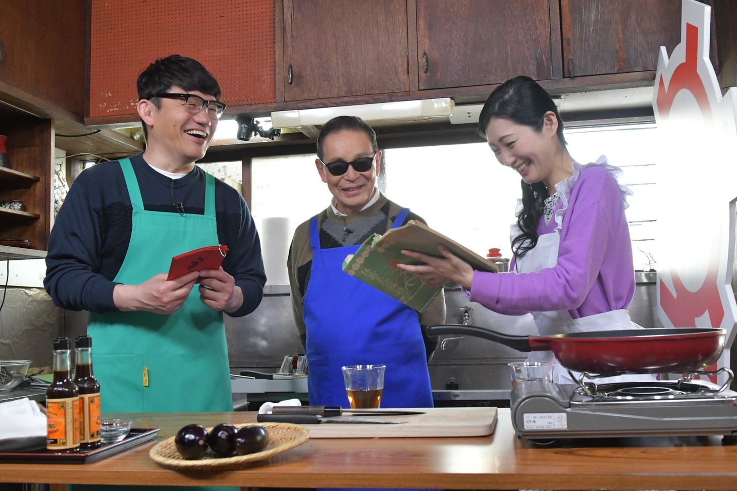 「タモリ倶楽部」に出演する（左から）ずん飯尾、タモリ、壇蜜。(c)テレビ朝日