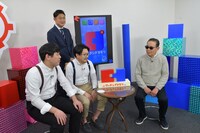 「マッチングタモリ」に臨むオズワルドとタモリ。(c)テレビ朝日