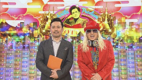 左から、有田P(くりぃむしちゅー有田)とゲストのDJ KOO。(c)NHK