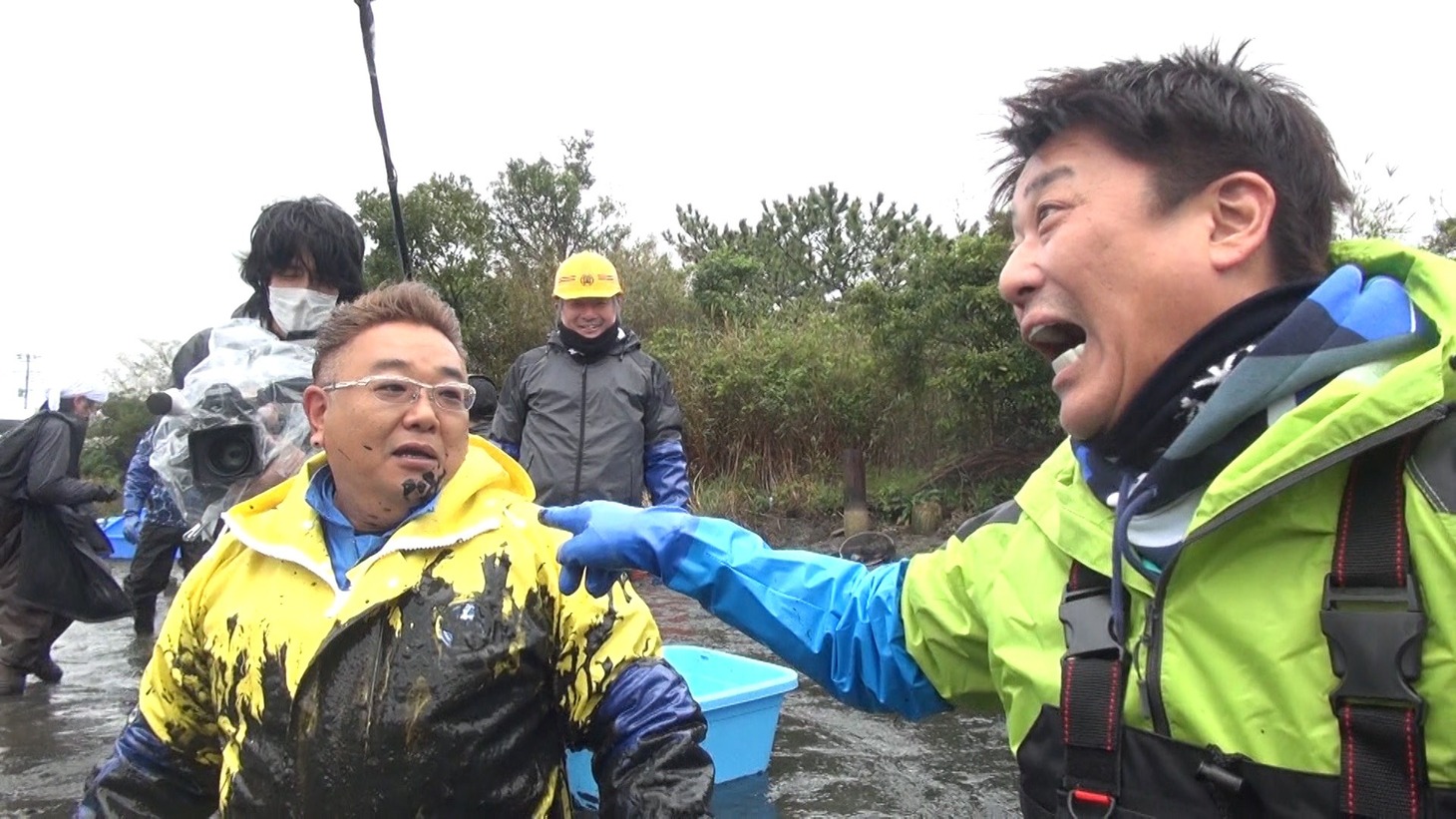 （左から）サンドウィッチマン伊達、坂上忍。(c)フジテレビ