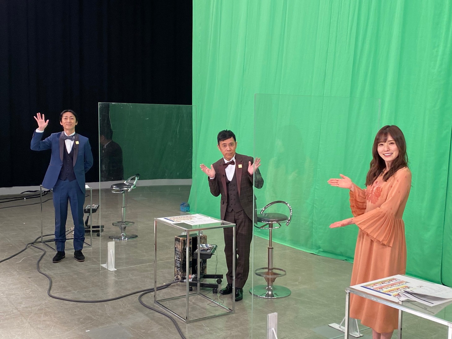 「ENGEIグランドスラム リモート」MCのナインティナインと松岡茉優（右）。(c)フジテレビ