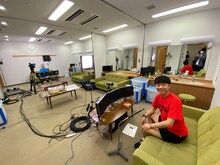 距離を取って生配信を行ったアキナ。(c)MBS