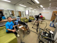 距離を取って生配信を行ったアキナ。(c)MBS