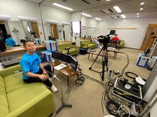 距離を取って生配信を行ったアキナ。(c)MBS