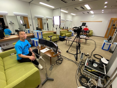 距離を取って生配信を行ったアキナ。(c)MBS