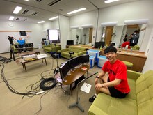 距離を取って生配信を行ったアキナ。(c)MBS