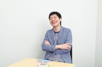 インタビューを受ける麒麟・川島。