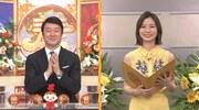 加藤浩次と週替わりアシスタントの朝日奈央（右）。(c)TBS