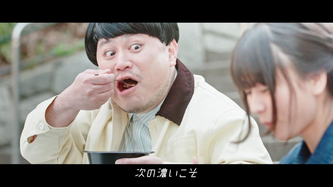 「きみに満足」のミュージックビデオより。