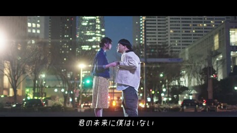 「きみに満足」のミュージックビデオより。