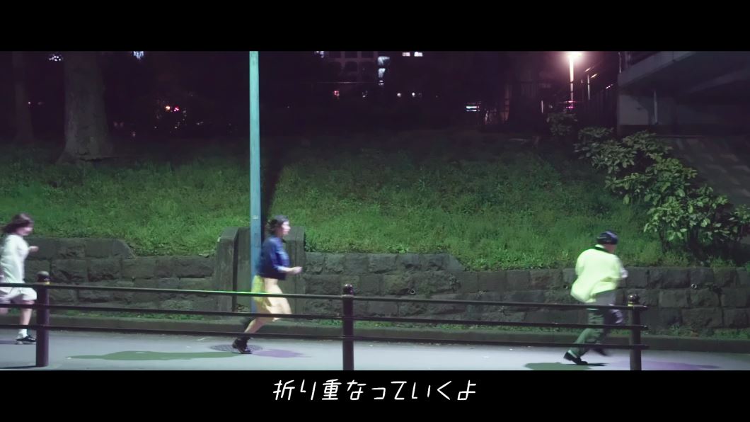 「きみに満足」のミュージックビデオより。