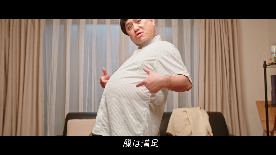 「きみに満足」のミュージックビデオより。