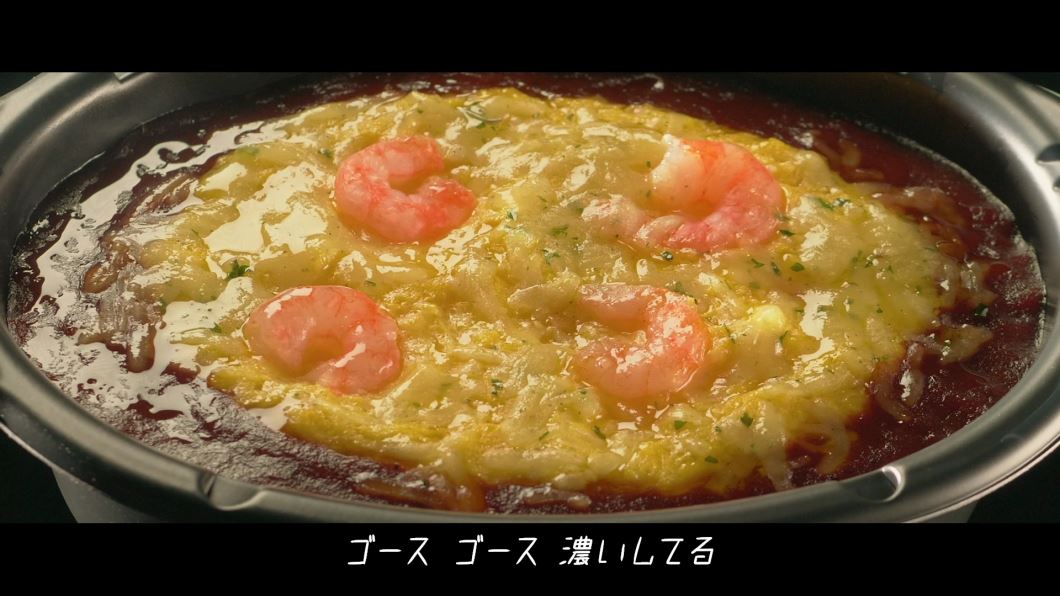 「きみに満足」のミュージックビデオより。