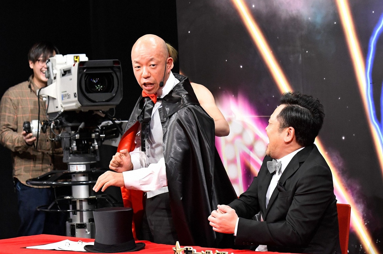 バイきんぐ小峠、くりぃむしちゅー有田（右）。(c)TBS