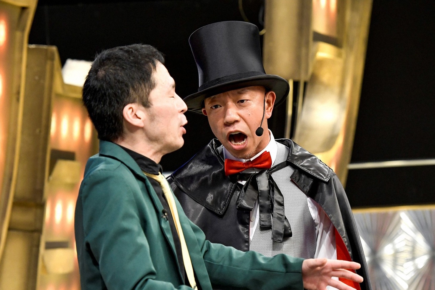 「有田ジェネレーション」でスルメを相手に“ブチ切れ”るバイきんぐ小峠（右）。(c)TBS