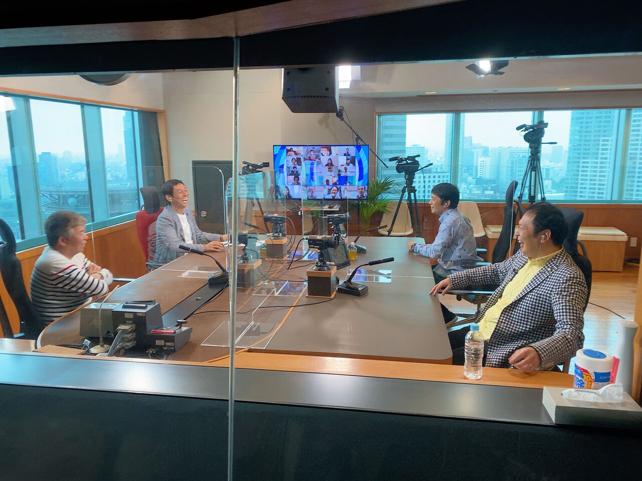 ラジオスタジオで行われた「明石家電視台」収録の様子。(c)MBS