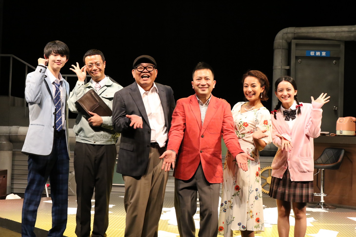 舞台「はい！丸尾不動産です。～本日、家に化けて出ます」の出演者たち。(c)関西テレビ