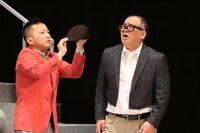 舞台「はい！丸尾不動産です。～本日、家に化けて出ます」のワンシーン。(c)関西テレビ