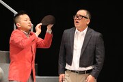 舞台「はい!丸尾不動産です。~本日、家に化けて出ます」のワンシーン。(c)関西テレビ