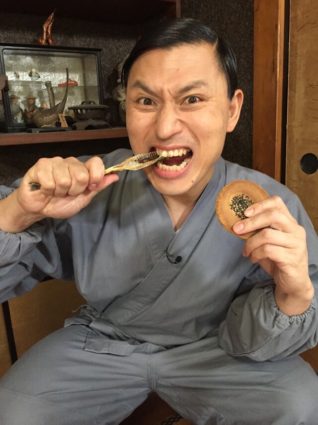 「それって!?実際どうなの課」で「真の日本一硬い食べ物」を調査するオードリー春日。(c)中京テレビ