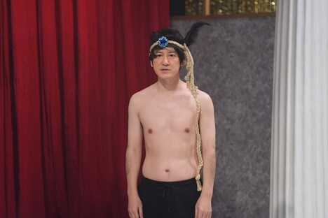 ココリコ田中扮するダンサー・タクヤシモムラ。(c)NHK