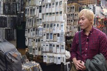 「迷宮グルメ 異郷の駅前食堂」で香港のシャムスイポー駅を降り、街を歩くヒロシ。(c)BS朝日