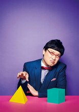 「妄想活劇 山里亮太の1024～人生の二択に悩むある男の物語・下北沢・本多劇場ひとり舞台～」に出演する南海キャンディーズ山里。