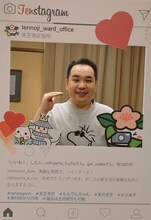 天王寺区役所に婚姻届を提出したミルクボーイ内海。