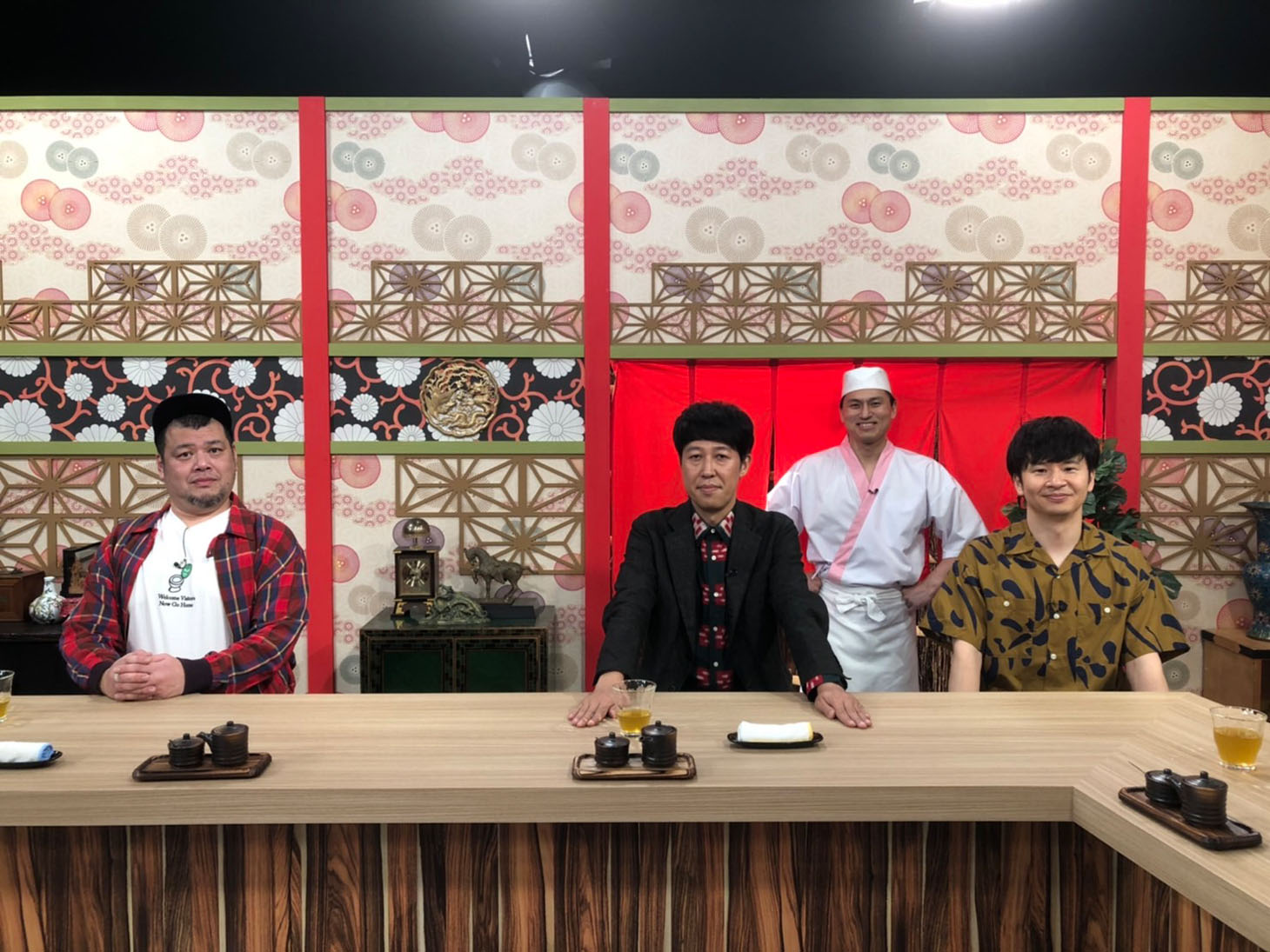 ゲストの野性爆弾くっきー！と小籔千豊（前列左から）。