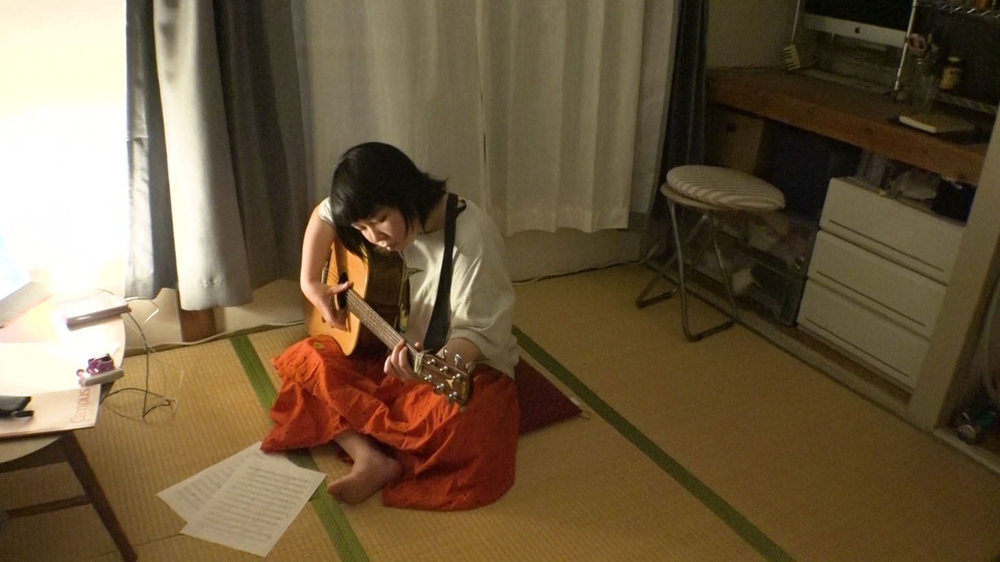 ギターを練習するはなしょー・はな。(c)MBS