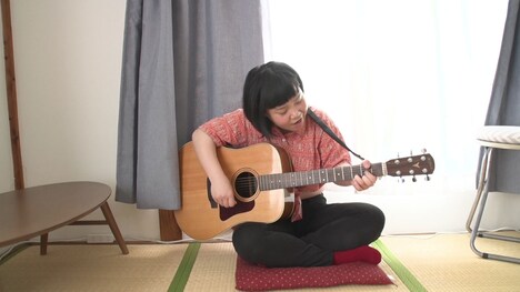 ギターを練習するはなしょー・はな。(c)MBS