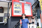 だるまのボトルケースに入れた飲料を持つザ・ギース高佐。