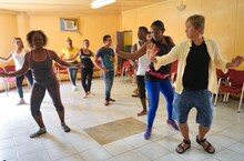 キューバのダンススタジオで踊るヒロシ（右）。(c)BS朝日