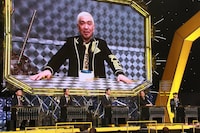 松本人志とAブロックの出場者。(c)フジテレビ