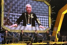松本人志とAブロックの出場者。(c)フジテレビ