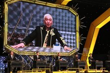 松本人志とBブロックの出場者。(c)フジテレビ